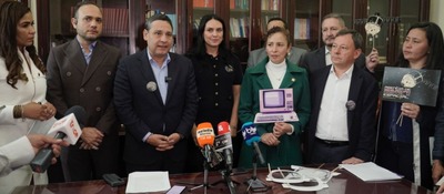 Foto de Ministro TIC Mauricio Lizcano junto a integrantes en el Congreso de la República