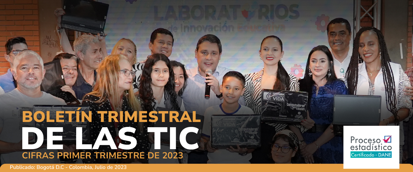 Foto de Ministro TIC Mauricio Lizcano junto a participantes en la primera edición de 2023
