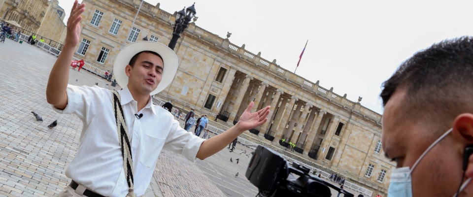 Fotografía de un fotógrafo tomándole foto a un ciudadano en la Plaza de Bolívar