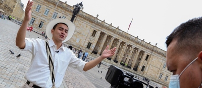 Fotografía de un fotógrafo tomándole foto a un ciudadano en la Plaza de Bolívar