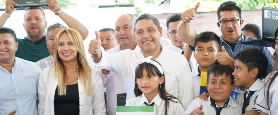 Foto del ministro TIC Mauricio Lizcano junto a beneficiarios en Boyacá