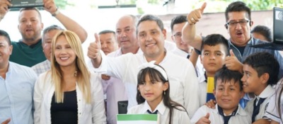 Foto del ministro TIC Mauricio Lizcano junto a beneficiarios en Boyacá