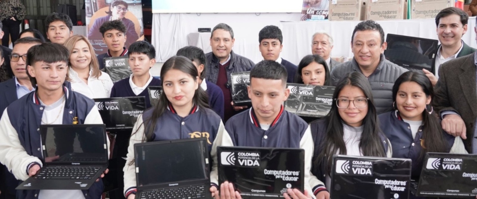 Foto del ministro TIC Mauricio Lizcano junto a estudiantes y beneficiarios de Nariño
