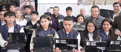 Foto del ministro TIC Mauricio Lizcano junto a estudiantes y beneficiarios de Nariño