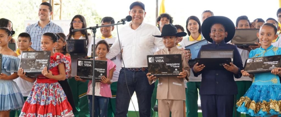 Foto del Ministro TIC Mauricio Lizcano con niños de la región