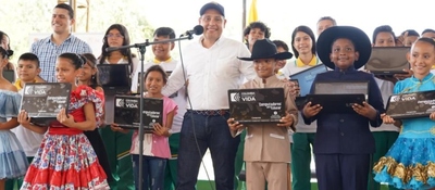Foto del Ministro TIC Mauricio Lizcano con niños de la región