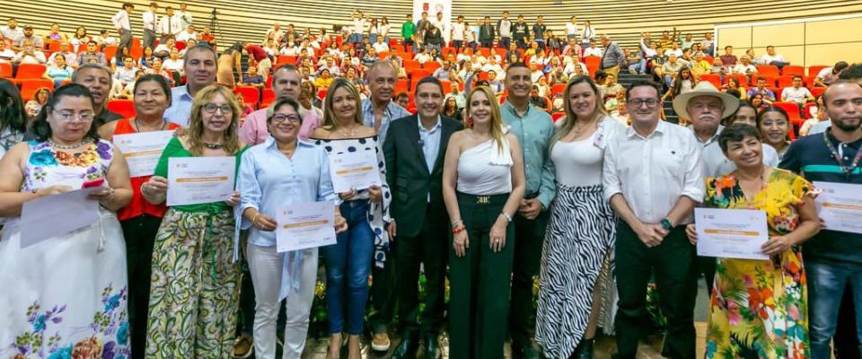 Foto del ministro TIC Mauricio Lizcano con beneficiarios del Tolima