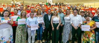 Foto del ministro TIC Mauricio Lizcano con beneficiarios del Tolima