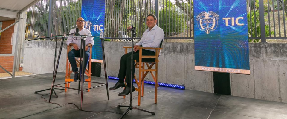 Ministro TIC Mauricio Lizcano junto a locutor en un videocast ‘Sintonía TIC, Conectividad y Tecnología que cambia tu vida’