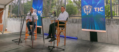 Ministro TIC Mauricio Lizcano junto a locutor en un videocast ‘Sintonía TIC, Conectividad y Tecnología que cambia tu vida’