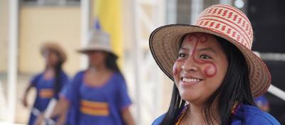 Foto de mujer indígena sonriendo