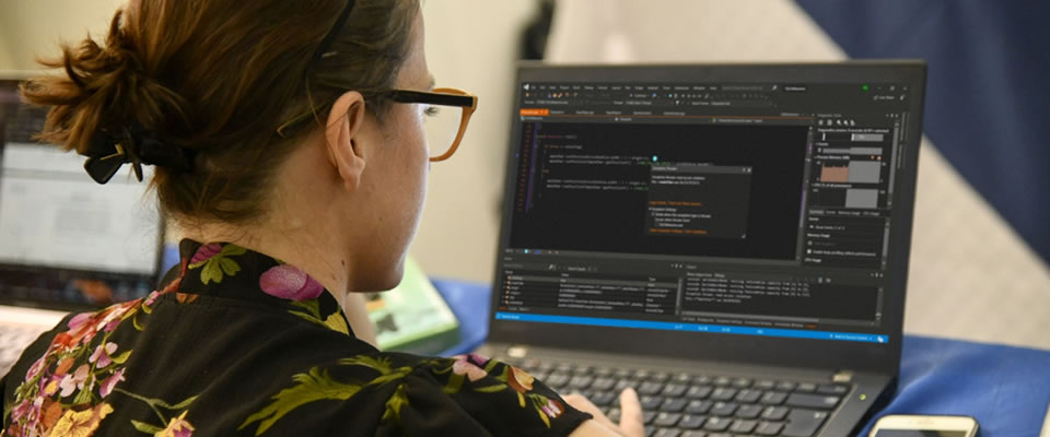 Foto de una mujer usando un computador