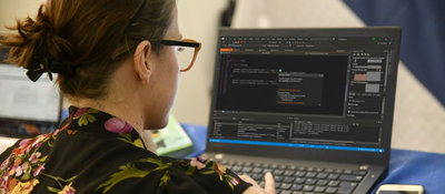 Foto de una mujer usando un computador