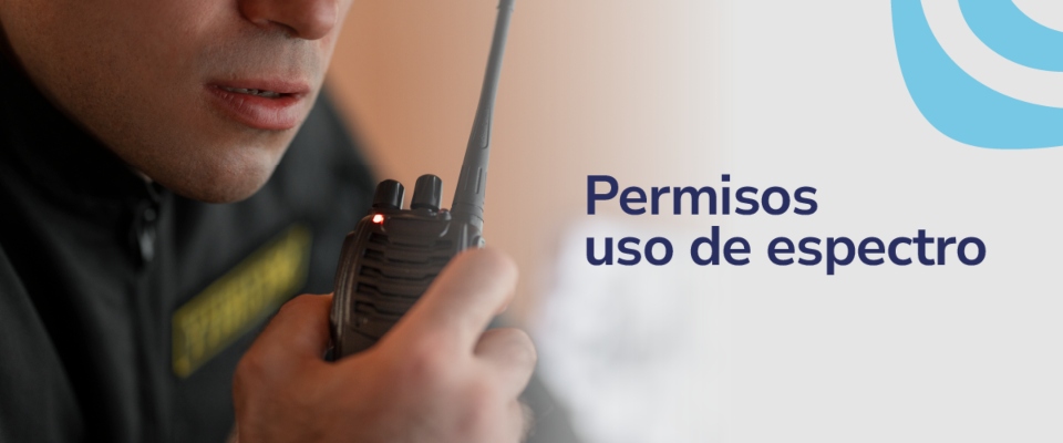 Banner de un vigilante usando un radio teléfono con el texto "Permisos uso de espectro"