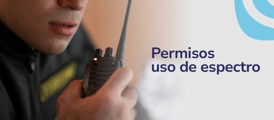 Banner de un vigilante usando un radio teléfono con el texto "Permisos uso de espectro"