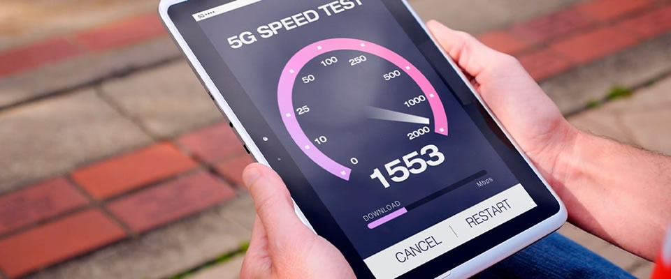 Foto de dispositivo con un app para medir velocidad de servicio 5g