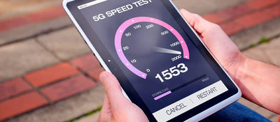 Foto de dispositivo con un app para medir velocidad de servicio 5g