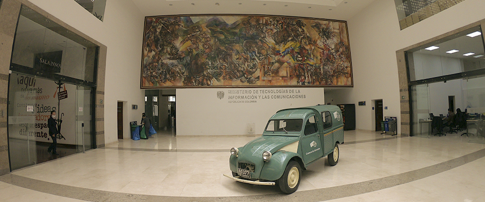Foto de auto en el interior del Ministerio TIC