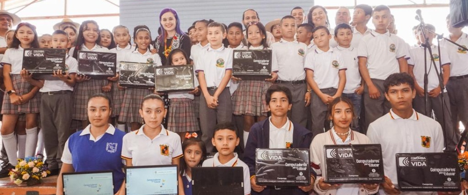 Foto de la viceministra de Transformación Digital con estudiantes de la región