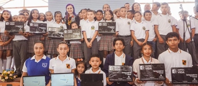 Foto de la viceministra de Transformación Digital con estudiantes de la región