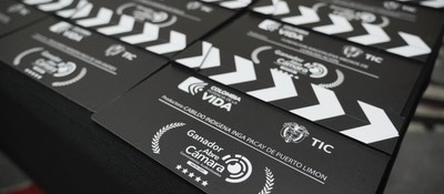 Foto de Claqueta con un diseño promocional de Abre Cámara