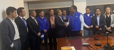 Foto de Ministro TIC con líderes del sindicato y representantes del operador portal 4-72
