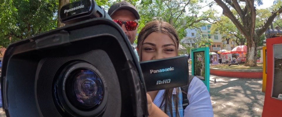 Foto de personas con una cámara profesional de grabación