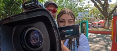 Foto de personas con una cámara profesional de grabación