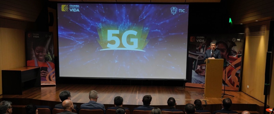 Foto en encuentro de una imagen de promoción de la subasta del 5G