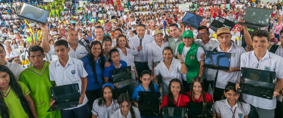 Foto del ministro TIC Mauricio Lizcano junto a estudiantes de la región