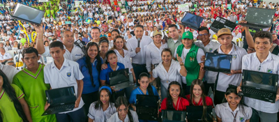 Foto del ministro TIC Mauricio Lizcano junto a estudiantes de la región