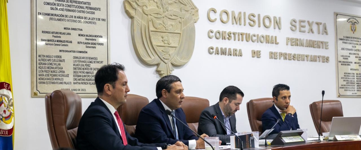 Foto del ministro TIC frente a la Comisión VI