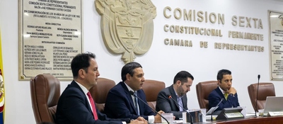 Foto del ministro TIC frente a la Comisión VI