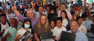 Foto de ministro TIC con beneficiarios de la inversión.