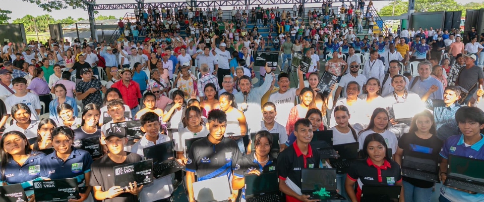 Foto del ministro TIC Mauricio Lizcano junto a participantes en la mesa de conectividad en Vaupés