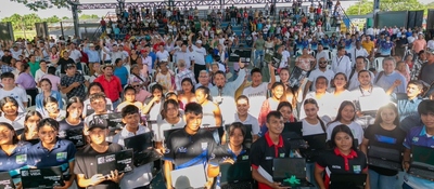 Foto del ministro TIC Mauricio Lizcano junto a participantes en la mesa de conectividad en Vaupés