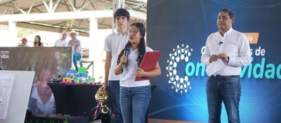 Foto del ministro TIC con estudiantes de seis instituciones educativas de Puente Nacional