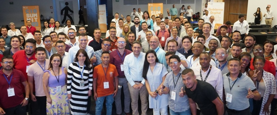 Foto del ministro TIC, Mauricio Lizcano junto a más de 100 líderes CIO en el evento CIO SUMMIT 2023