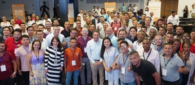 Foto del ministro TIC, Mauricio Lizcano junto a más de 100 líderes CIO en el evento CIO SUMMIT 2023