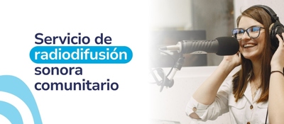 Foto de mujer sonriendo usando auriculares acompañado del texto "Servicio de Radiodifusión Sonora comunitario"