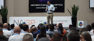 Foto del ministro TIC exponiendo el decreto