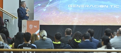 Foto de charla del lanzamiento de "Generación TIC"