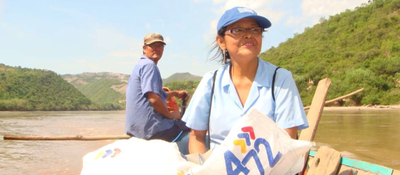 Foto de ciudadanos navegando en un bote por rio