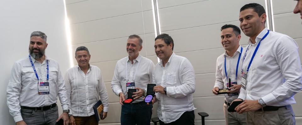 Foto del Ministro Mauricio Lizcano junto a representantes de Axess Networks e Hispasat