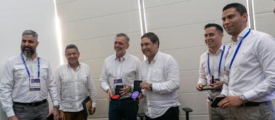Foto del Ministro Mauricio Lizcano junto a representantes de Axess Networks e Hispasat