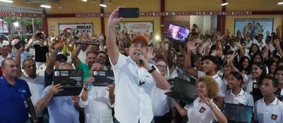 Foto del ministro TIC Mauricio Lizcano junto a participantes de las visitas en Magdalena