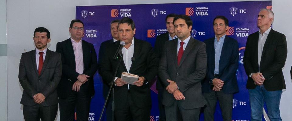 Foto del ministro TIC Mauricio Lizcano junto a presidentes y líderes de los operadores de telecomunicaciones de Claro, Movistar, Wom, Tigo y el gremio de Asomóvil.