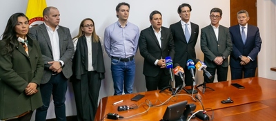 Foto de Ministro TIC Mauricio Lizcano junto a representantes y líderes de TIGO, EPM, Millicom, y con la participación de la Superintendencia de Industria y Comercio