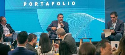 Foto del ministro TIC Mauricio Lizcano en compañía de Santiago Pinzón, vicepresidente de Transformación Digital de la Andi, y José Carlos García, editor multimedia de El Tiempo Casa Editorial