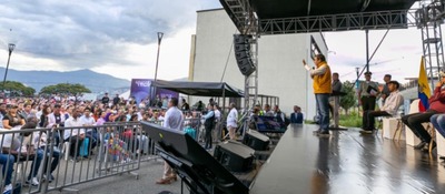 Foto del Presidente Gustavo Petro y el ministro TIC Mauricio Lizcano en el barrio Manrique de la capital de Antioquia presentando el programa ‘Talento Tech